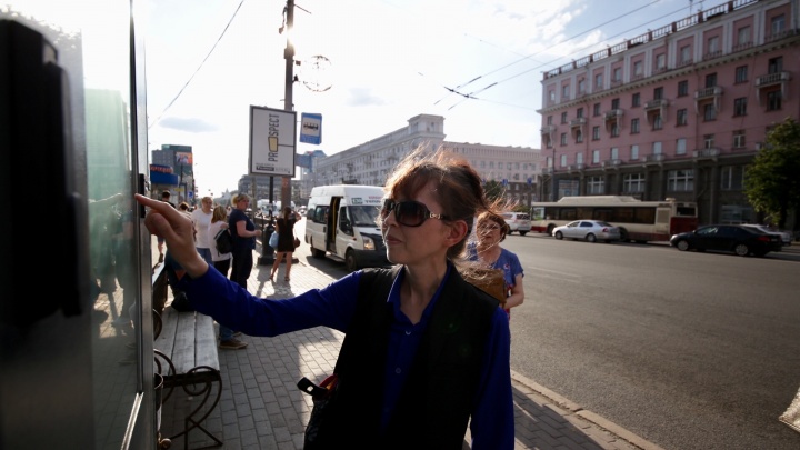 «Где транспорт?»: тестируем «умную» остановку на площади Революции Челябинска