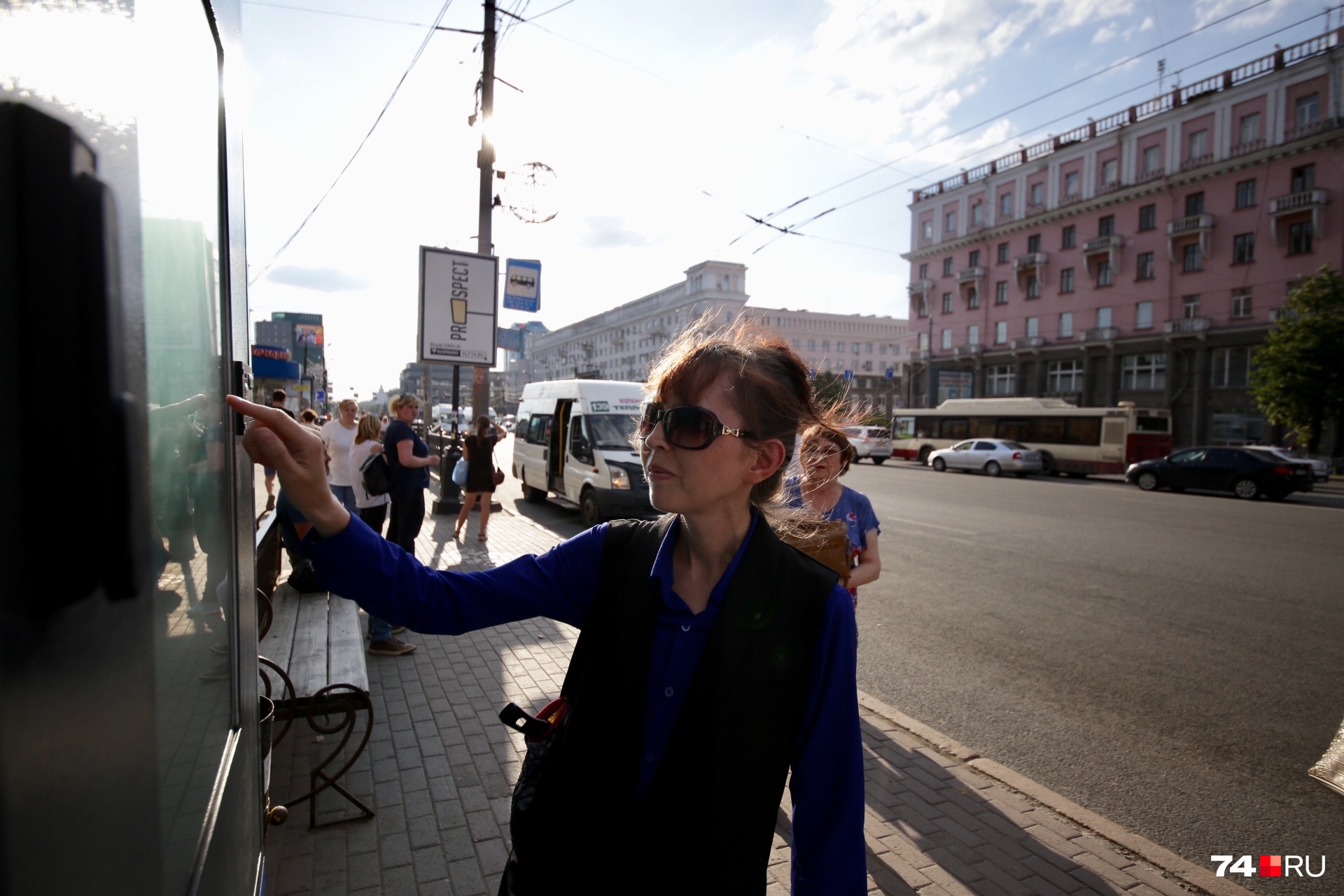 «Где транспорт?»: тестируем «умную» остановку на площади Революции Челябинска