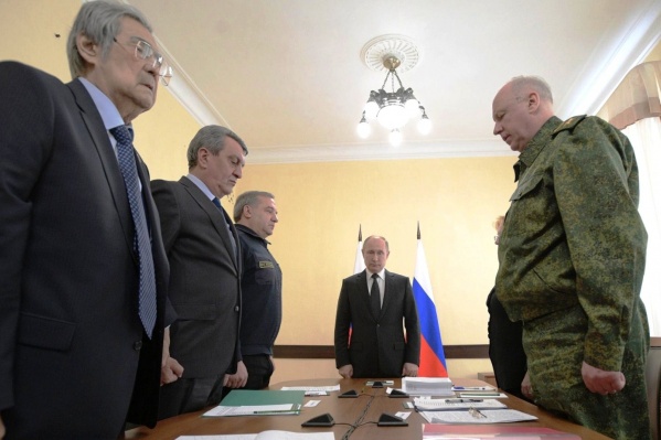Участники совещания почтили память погибших минутой молчания Участники совещания почтили память погибших минутой молчания