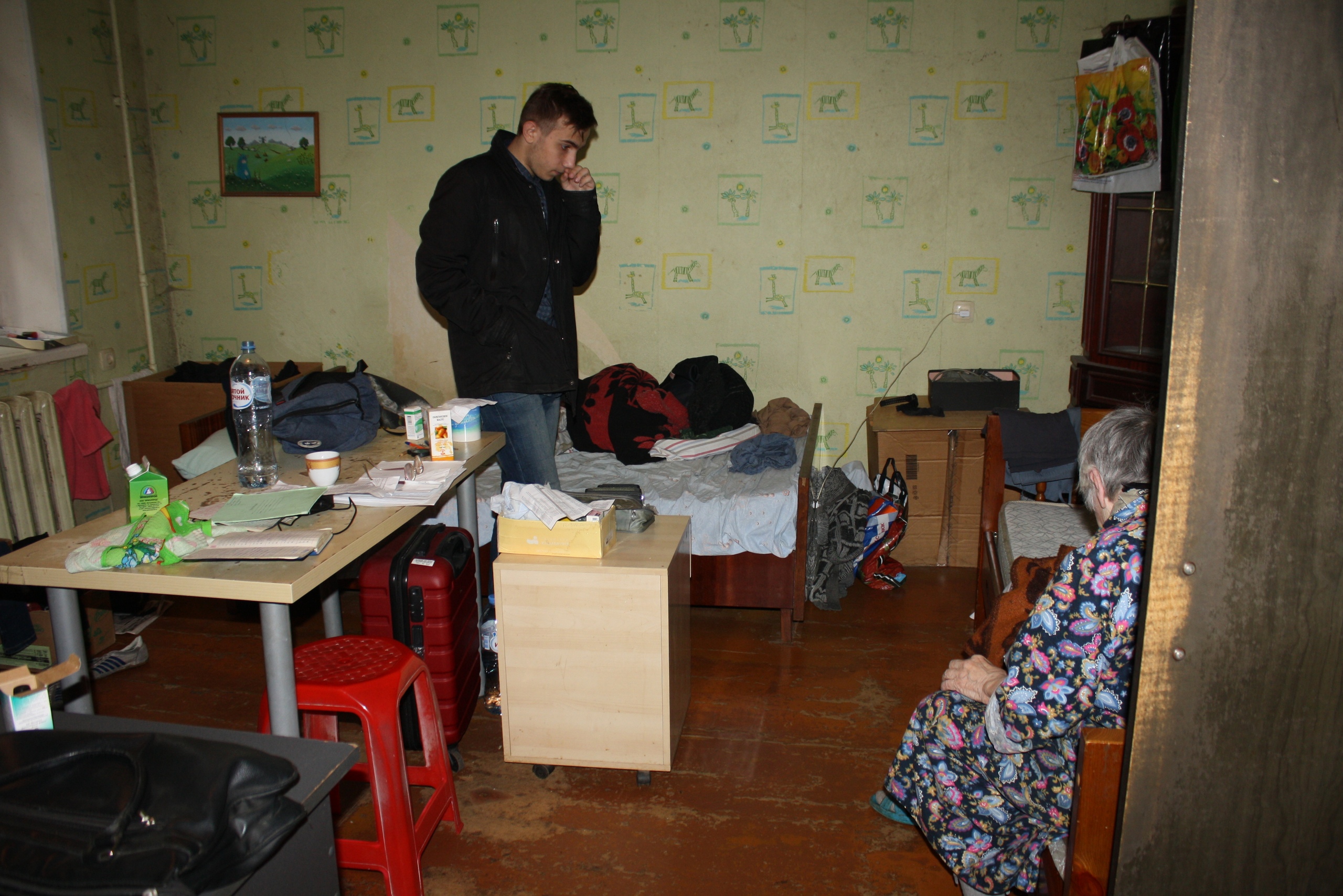 Жалко расставаться с родными стенами Жалко расставаться с родными стенами