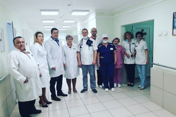 С сотрудниками Марию Дмитриеву (вторую слева) познакомил министр здравоохранения Самарской области Михаил Ратманов (третий слева) С сотрудниками Марию Дмитриеву (вторую слева) познакомил министр здравоохранения Самарской области Михаил Ратманов (третий слева)