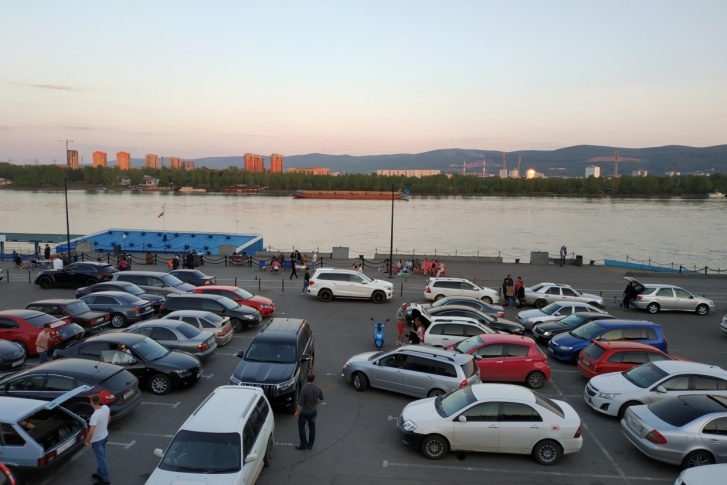 Пока же все предприниматели на набережной знают свои права. Ничего кроме штрафа за незаконный бизнес выписать нельзя Пока же все предприниматели на набережной знают свои права. Ничего кроме штрафа за незаконный бизнес выписать нельзя