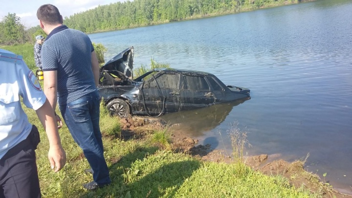 Утонули, пока спали: в Башкирии автомобиль с семьей ушел под воду