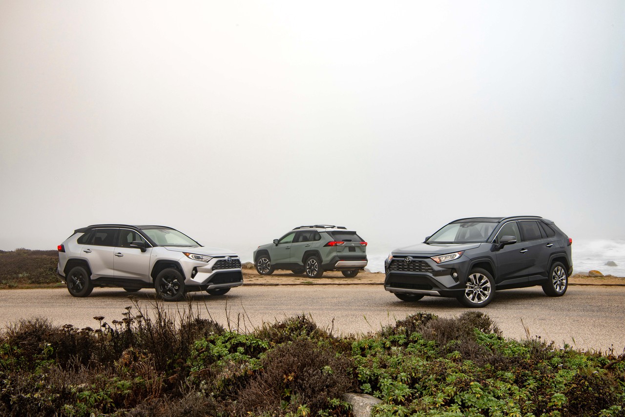 Toyota RAV4 готовится к смене поколений в середине года, и новая модель, вероятно, подорожает Toyota RAV4 готовится к смене поколений в середине года, и новая модель, вероятно, подорожает