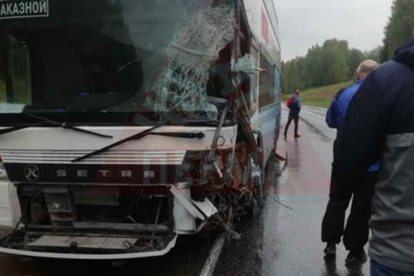 У автобуса разбита часть бокового стекла, его осколки ранили водителя У автобуса разбита часть бокового стекла, его осколки ранили водителя