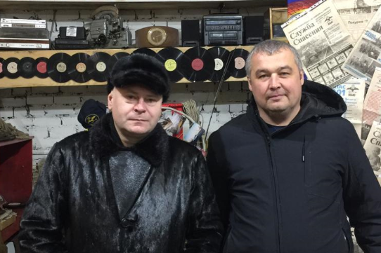 Как отметил автор песни, это не корпоративная песня, а гастрольные и детские воспоминания Как отметил автор песни, это не корпоративная песня, а гастрольные и детские воспоминания