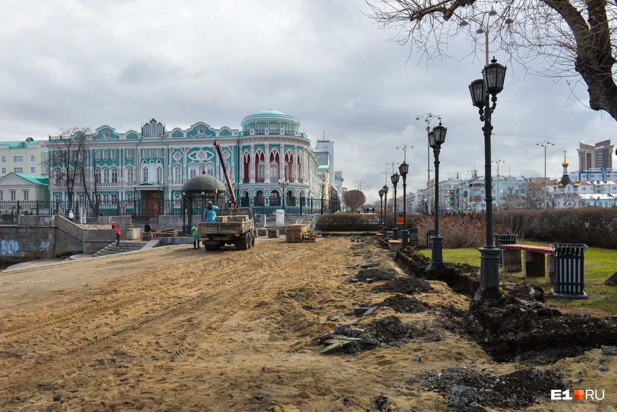 Обходите грязь: на Плотинке перед 9 Мая сняли плитку, оставив слой песка |  08.05.2018 | Екатеринбург - БезФормата