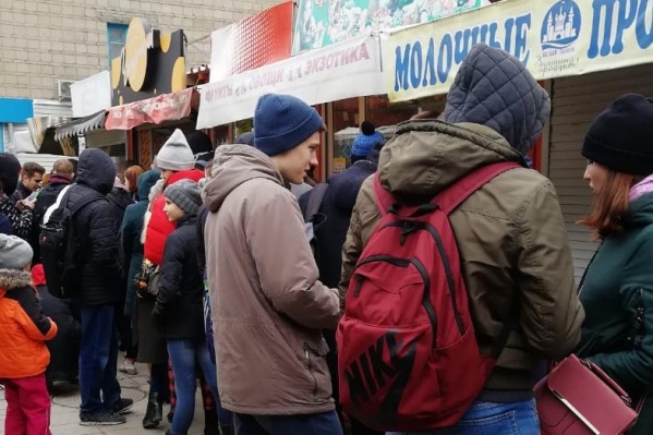 На своих страницах в соцсетях владельцы киоска пообещали раздавать бесплатные чебуреки всем желающим На своих страницах в соцсетях владельцы киоска пообещали раздавать бесплатные чебуреки всем желающим