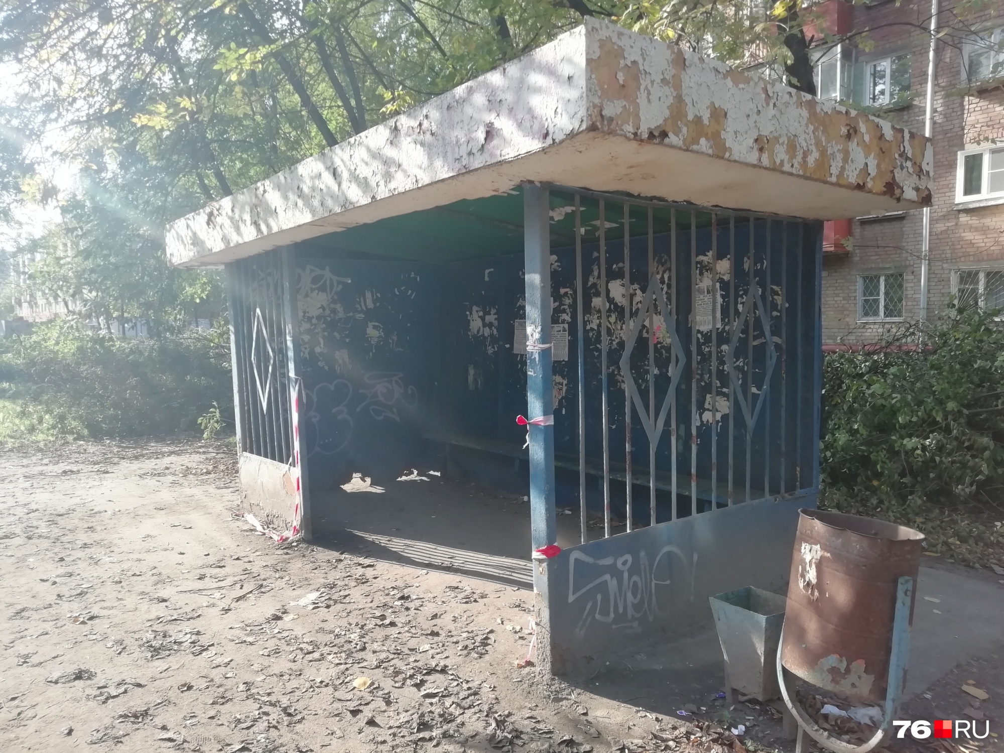 Вокруг остановки всё грязное и разбитое, поэтому она не очень выделяется среди местных «красот» Вокруг остановки всё грязное и разбитое, поэтому она не очень выделяется среди местных «красот»