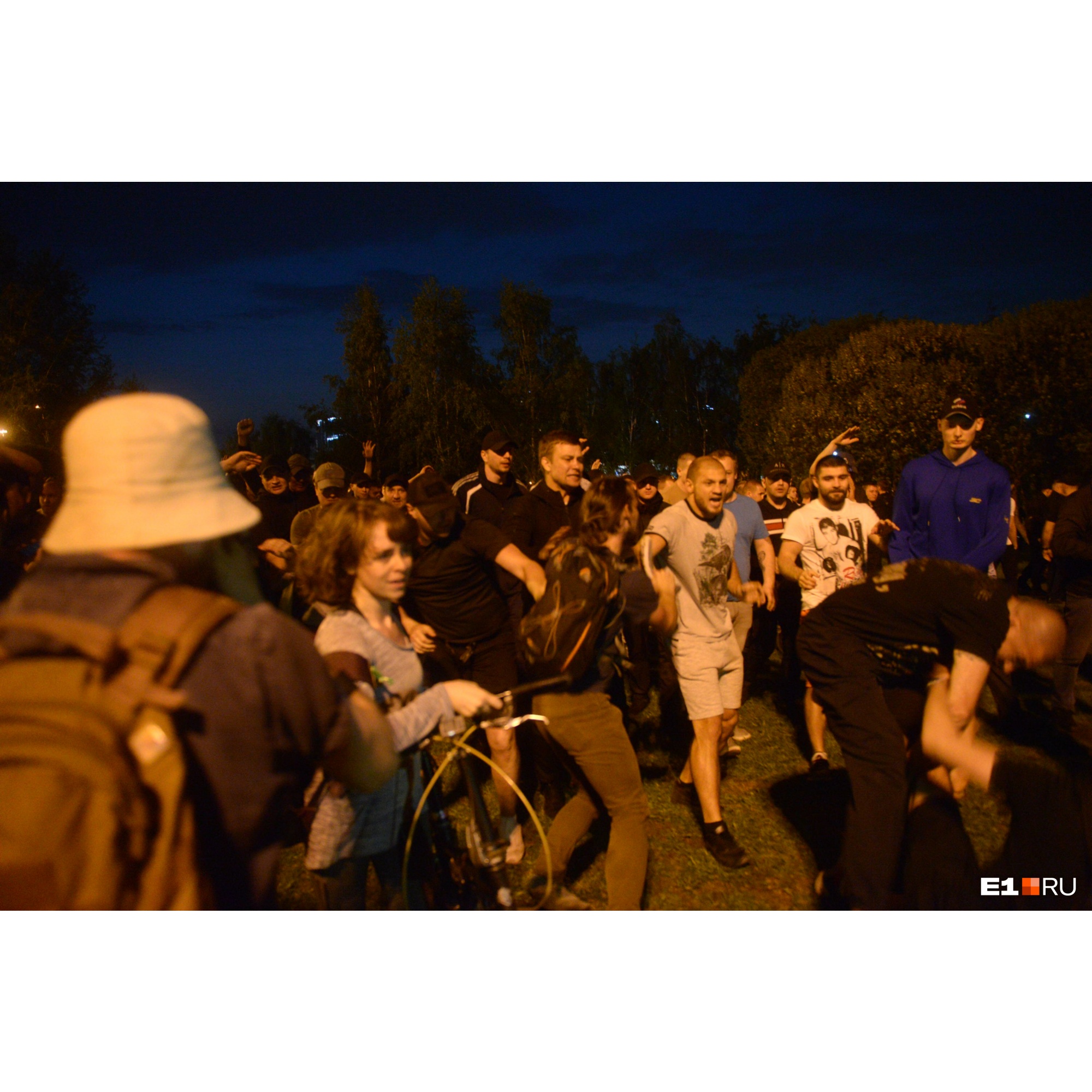 В правом нижнем углу фотографии видно, как нашего видеооператора валит на землю боец РМК В правом нижнем углу фотографии видно, как нашего видеооператора валит на землю боец РМК