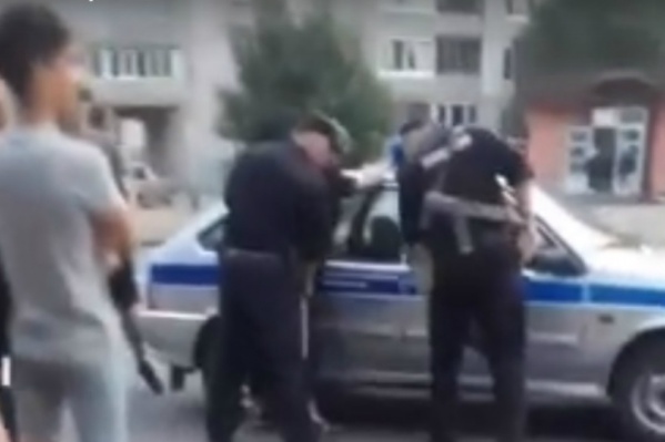 Один мужчина хотел решить конфликт с другим при помощи холодного оружия, но уехал в отделение полиции Один мужчина хотел решить конфликт с другим при помощи холодного оружия, но уехал в отделение полиции