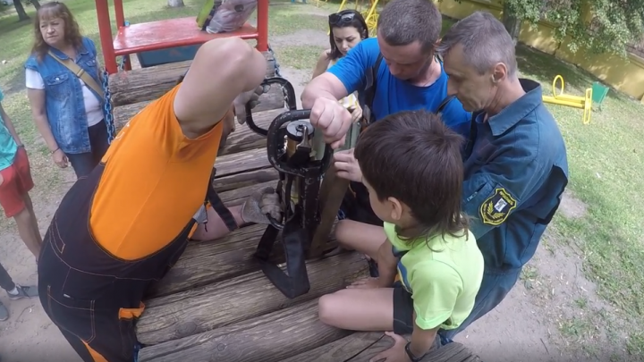 В Ярославле ребёнку прищемило ногу на детской площадке: видео спасения
