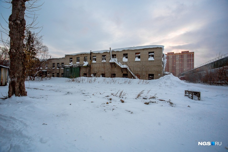 Сейчас на территории для будущего жилья стоят старые заводские корпуса и склады: у многих выбиты окна, а у некоторых обрушилась даже крыша