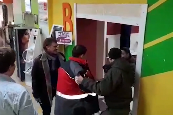 На видео Андрей Калетин выглядит уверенно и просит своих знакомых ударить чоповцев шокером На видео Андрей Калетин выглядит уверенно и просит своих знакомых ударить чоповцев шокером