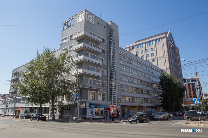 Дом с часами — один из главных символов новосибирского конструктивизма Дом с часами — один из главных символов новосибирского конструктивизма