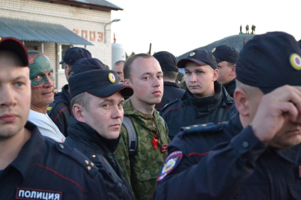 С Шиеса задержанных поездом увезли в Урдому, а дальше отправили на микроавтобусе С Шиеса задержанных поездом увезли в Урдому, а дальше отправили на микроавтобусе