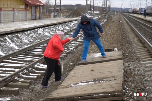 Поезда ходят почти каждые 10 минут, поэтому переходить лучше как можно быстрее. Если есть возможность Поезда ходят почти каждые 10 минут, поэтому переходить лучше как можно быстрее. Если есть возможность