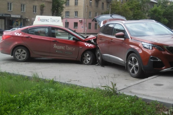 Легковушка снесла кроссовер, еще два автомобиля пострадали по «принципу домино» Легковушка снесла кроссовер, еще два автомобиля пострадали по «принципу домино»