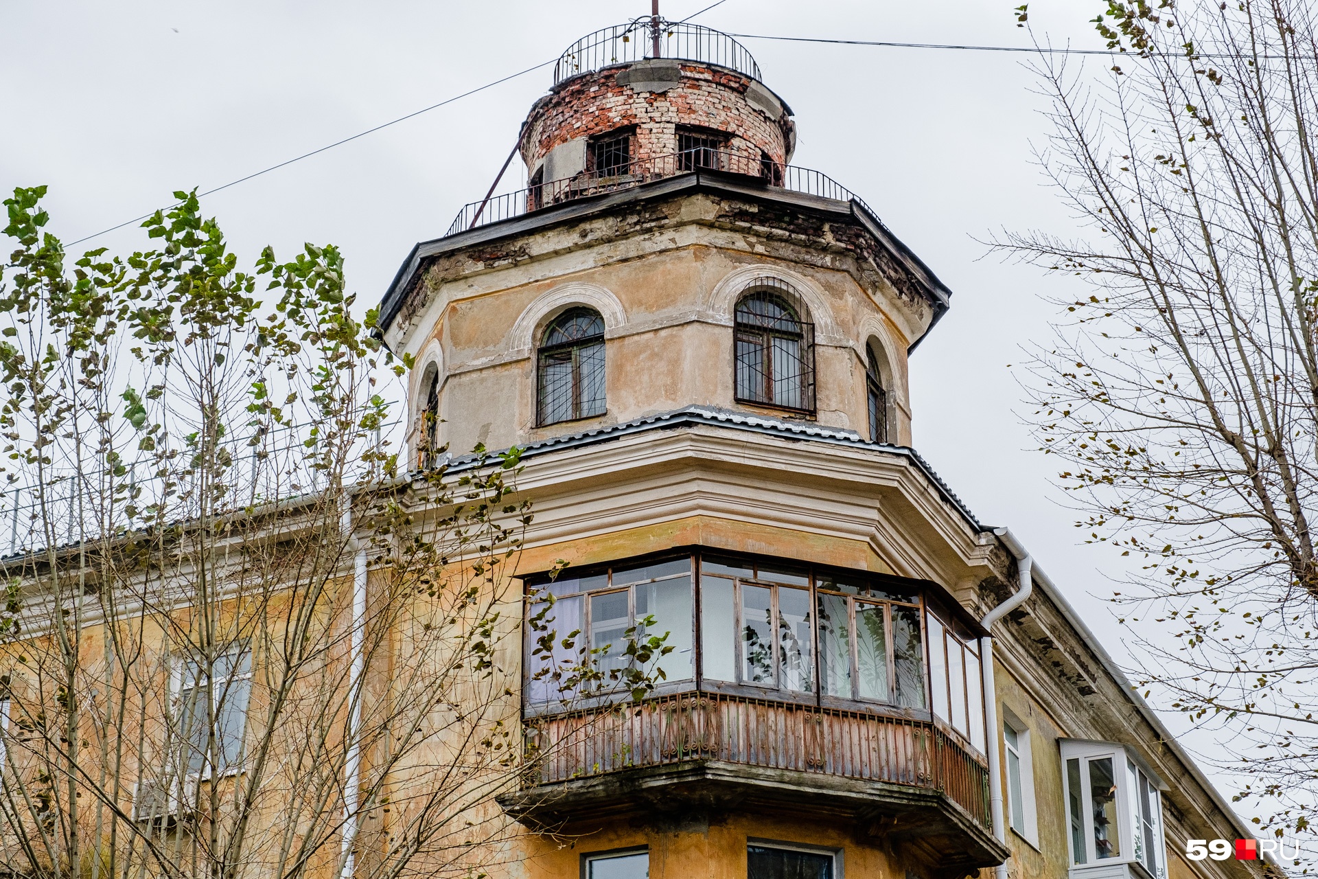 Здесь небольшая башня, но интересная Здесь небольшая башня, но интересная