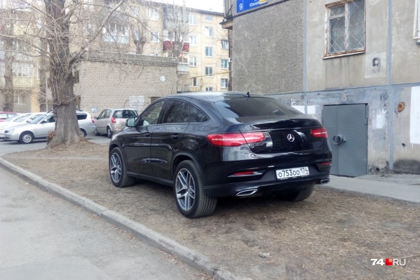 Фотографию этого Mercedes на газоне дома по Южной, 9 нам прислали сразу двое читателей. Один из них пояснил, что рядом много свободных мест, другой отметил: <br>— Судя по номерному знаку и марке автомобиля — однозначно депутат Фотографию этого Mercedes на газоне дома по Южной, 9 нам прислали сразу двое читателей. Один из них пояснил, что рядом много свободных мест, другой отметил: <br>— Судя по номерному знаку и марке автомобиля — однозначно депутат
