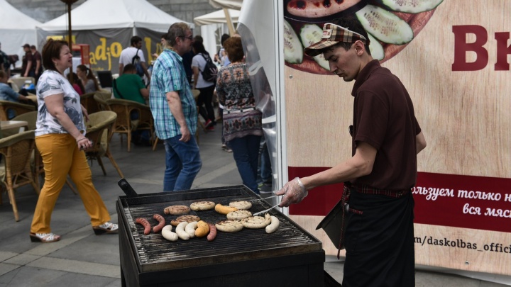 В Екатеринбурге запахло жареным: на Плотинке начались соревнования по приготовлению барбекю