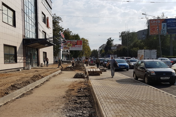 Вместо парковки теперь — тротуар, выложенный плиткой Вместо парковки теперь — тротуар, выложенный плиткой