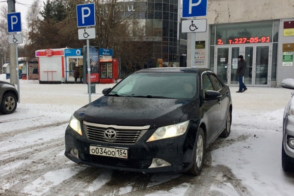 Очевидец сфотографировал автомобиль вечером накануне, в 16:55 Очевидец сфотографировал автомобиль вечером накануне, в 16:55