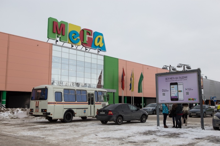 Продавец и потенциальный покупатель встретились на парковке СТЦ «МЕГА» на улице Ватутина Продавец и потенциальный покупатель встретились на парковке СТЦ «МЕГА» на улице Ватутина