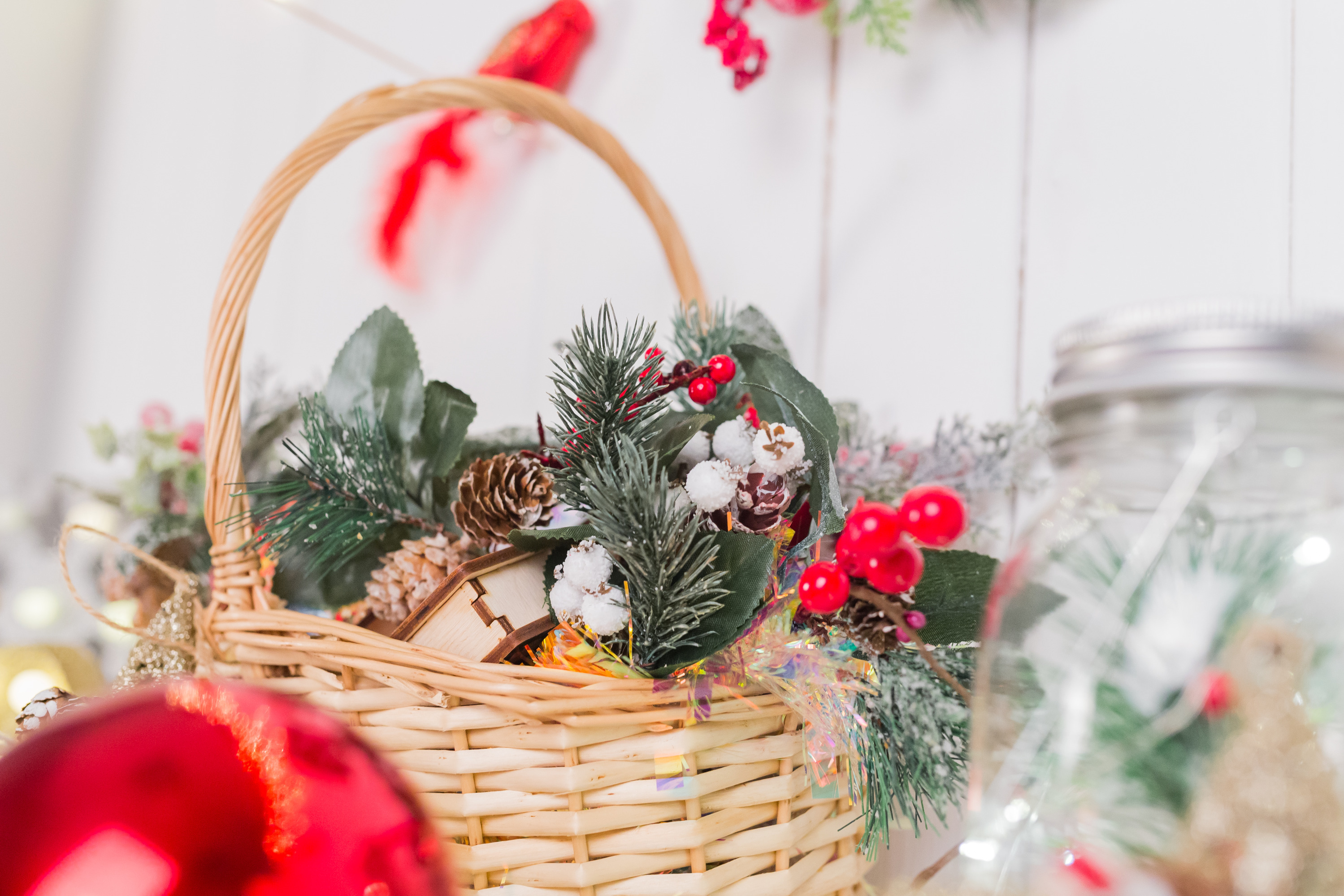 подарочки на новый год. новогоднее оформление помещений. предложи 5 идей новогодних. еловая ветка с подарками. новогодняя раскладка.