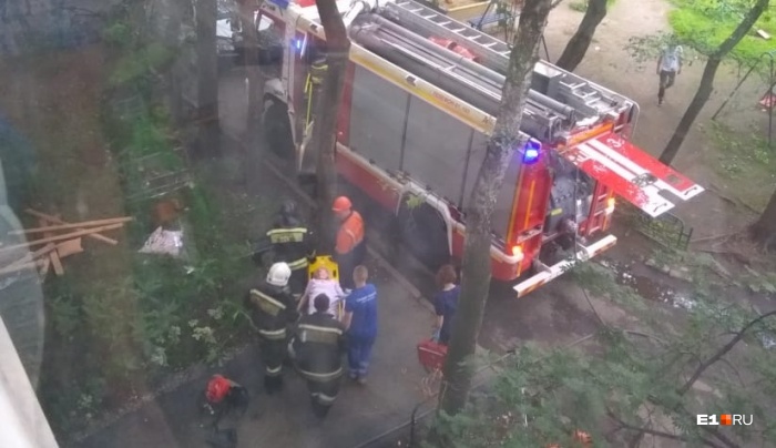 Пожарные вынесли пенсионерку на руках и передали медикам Пожарные вынесли пенсионерку на руках и передали медикам