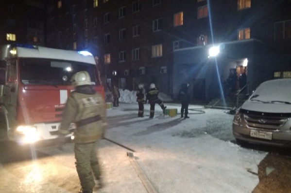 Пожарных вызвали на место происшествия Пожарных вызвали на место происшествия