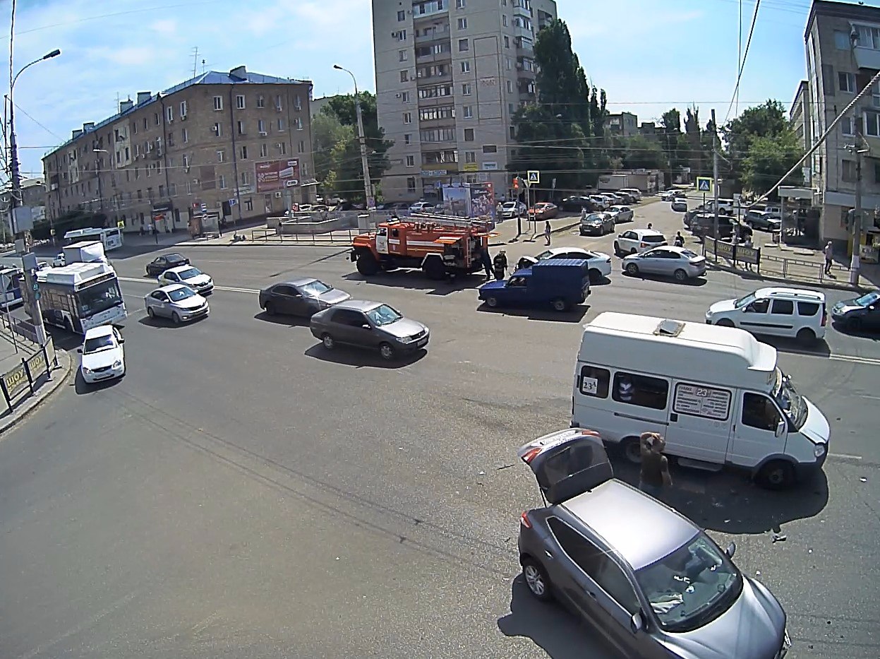 В Волгограде водитель-торопыга пошел на таран кроссовера: видео