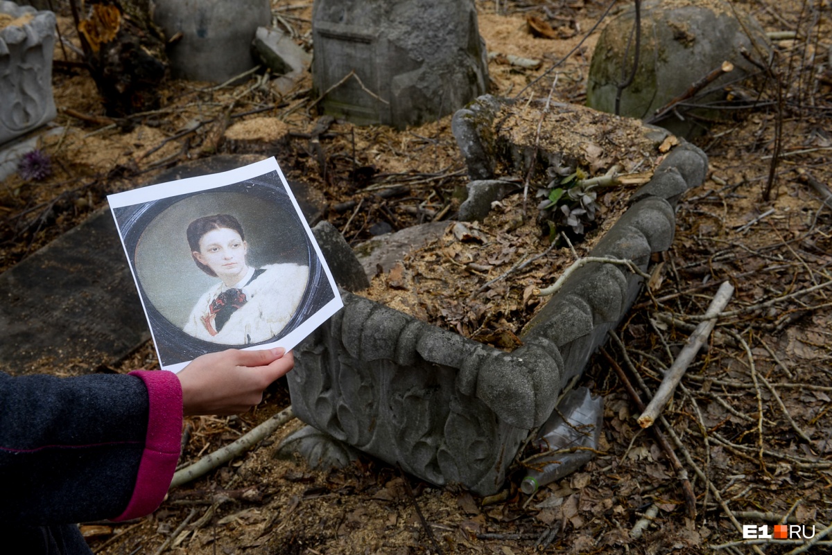 Портрет жены Ивана Акинфиевича кисти художника Корзухина. Он хранится в Музее изо. На заднем плане — надгробие Александры Савельевны 