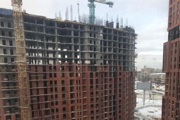 По словам местных жителей, стройка на Кошурникова идёт всю ночь По словам местных жителей, стройка на Кошурникова идёт всю ночь