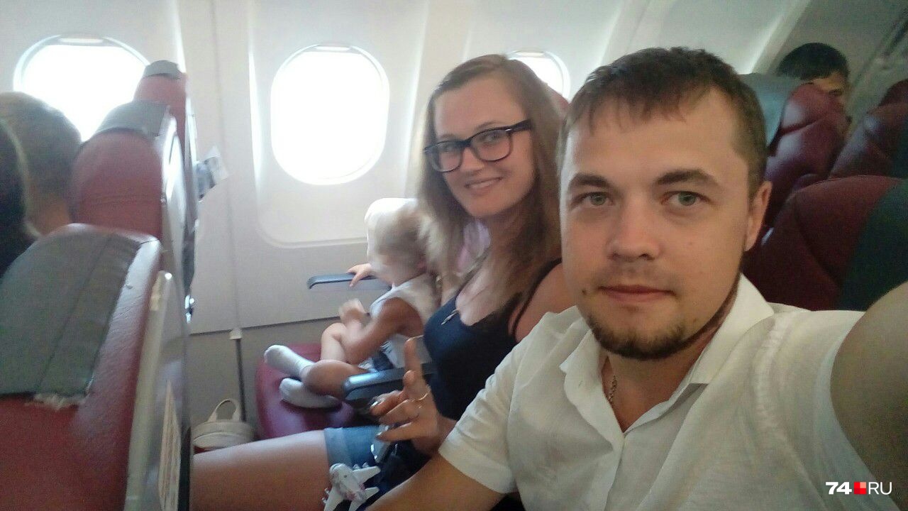 «Папа, это камень ударился?»: семья из Челябинска рассказала, как в их самолёт попала молния
