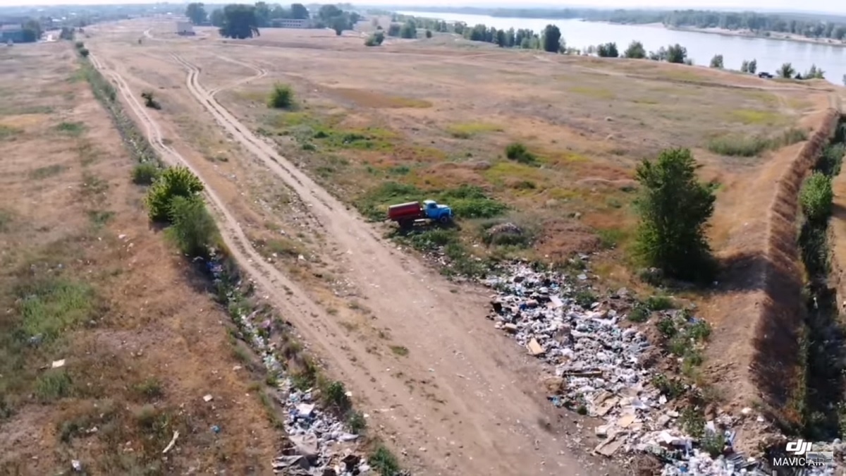На берег Ахтубы под Волгоградом грузовиками вывозят тонны мусора
