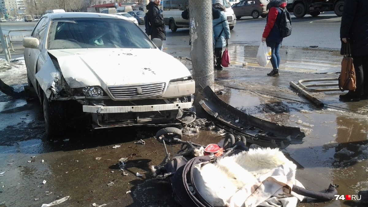По счастливой случайности, ребёнок в этом ДТП не пострадал По счастливой случайности, ребёнок в этом ДТП не пострадал