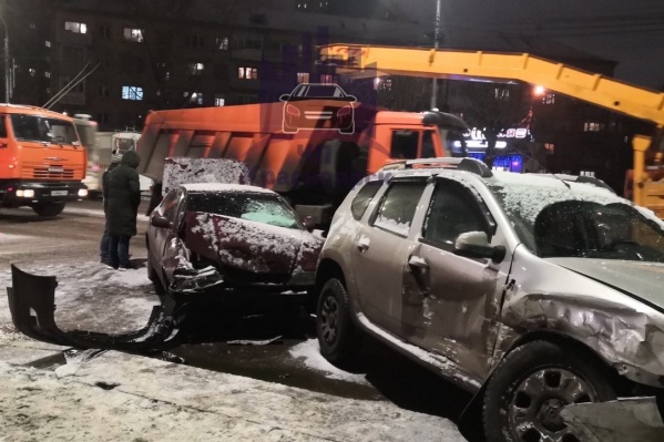 Авария произошла во время вечернего снегопада Авария произошла во время вечернего снегопада
