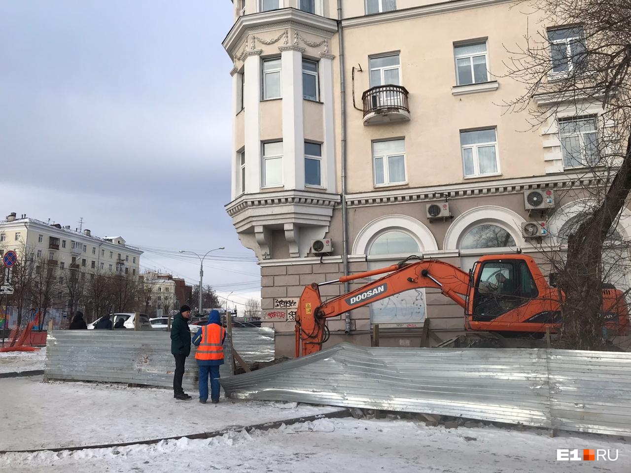 У дома-памятника есть охранные зоны, и просто так копать рядом с ним нельзя У дома-памятника есть охранные зоны, и просто так копать рядом с ним нельзя