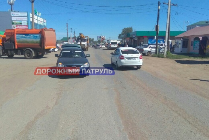 Мальчик внезапно появляется из-за встречной машины, и водитель легковушки не успевает затормозить Мальчик внезапно появляется из-за встречной машины, и водитель легковушки не успевает затормозить