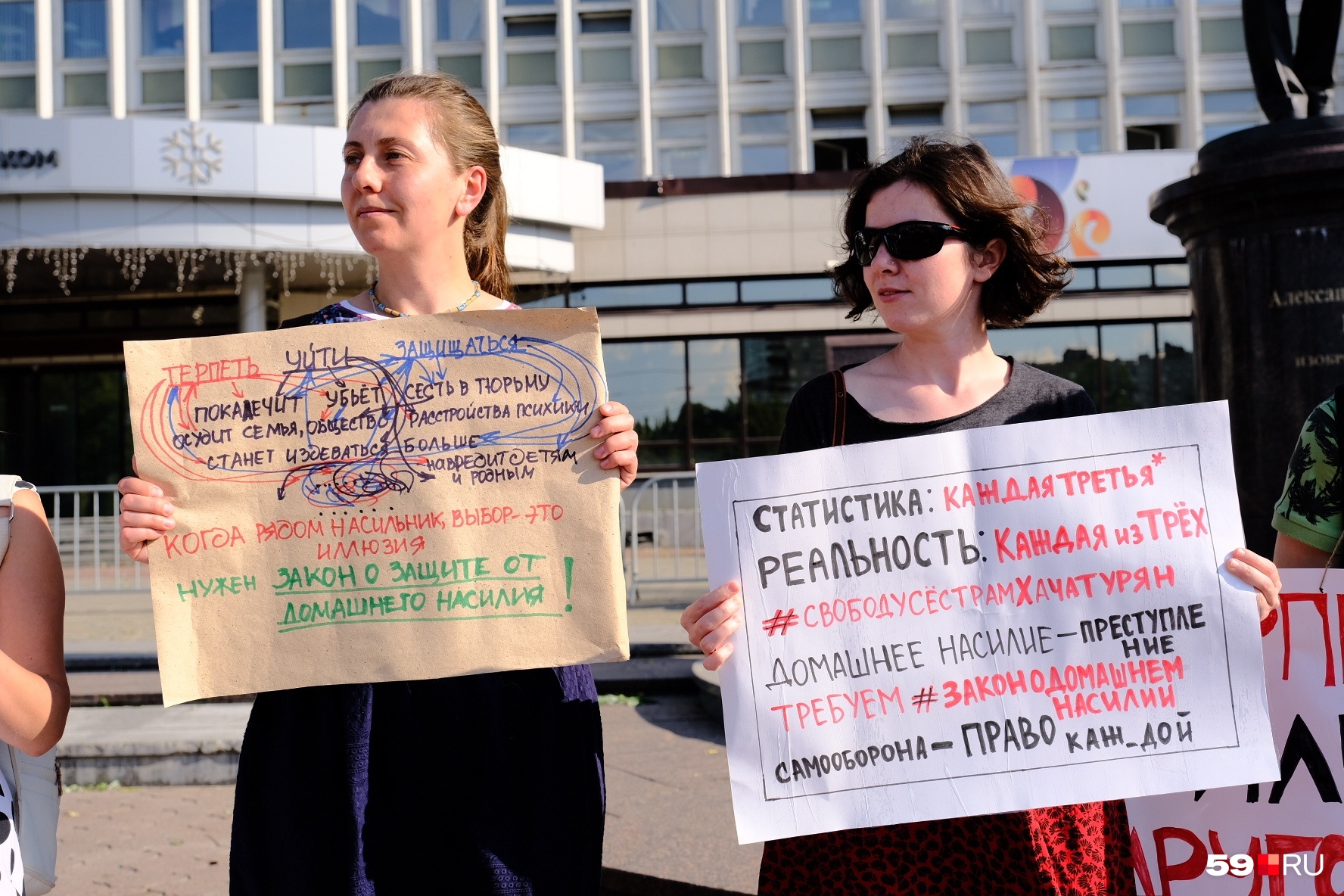 Активисты сами рисовали плакаты Активисты сами рисовали плакаты