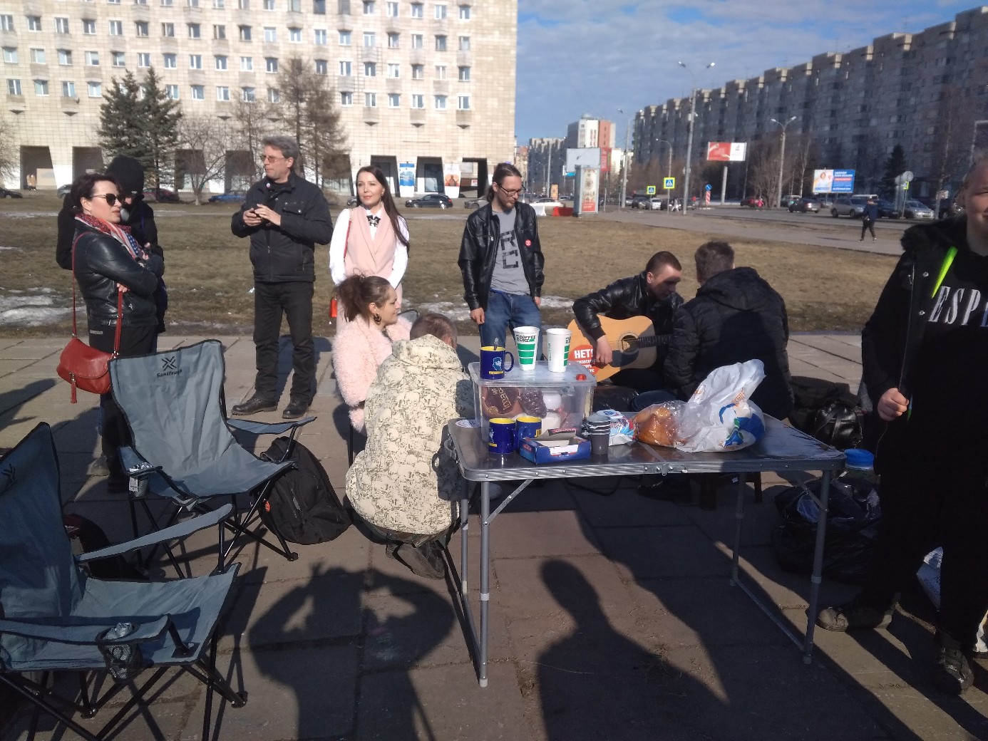 Вместо скамеек теперь на площади стоят походные столы и стулья Вместо скамеек теперь на площади стоят походные столы и стулья
