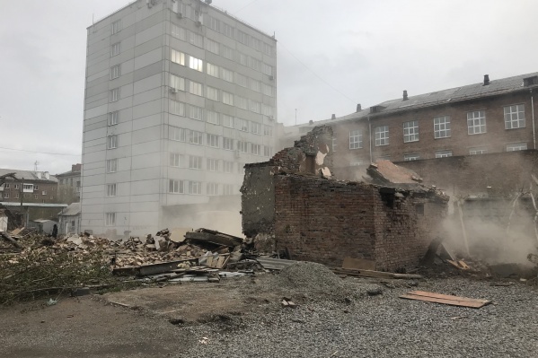 Здание начали ломать в выходные Здание начали ломать в выходные