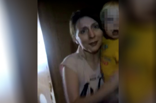 Малыш запер дверь, пока мама на минутку вышла из квартиры Малыш запер дверь, пока мама на минутку вышла из квартиры