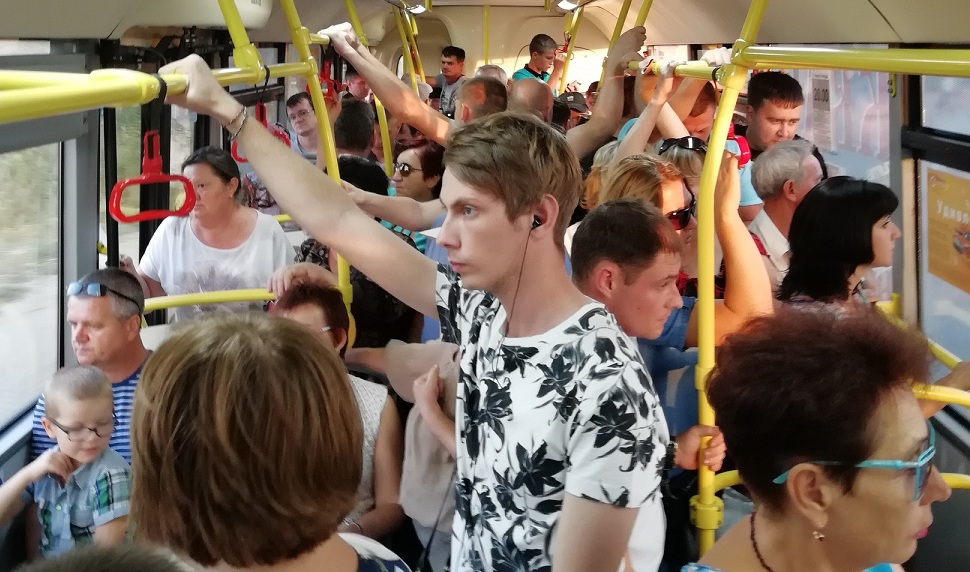 Забей автобус. Толчея в автобусе. Встал в общественном транспорте. Переполненный автобус Волгоград. Переполненный автобус Краснодар.