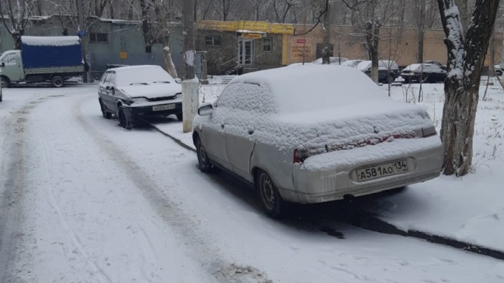 Волгоградских автохамов оштрафовали за парковку на зеленой зоне