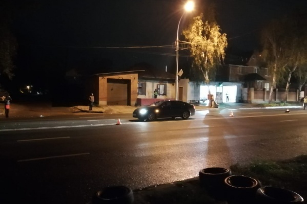 Под машину попали двое прохожих Под машину попали двое прохожих