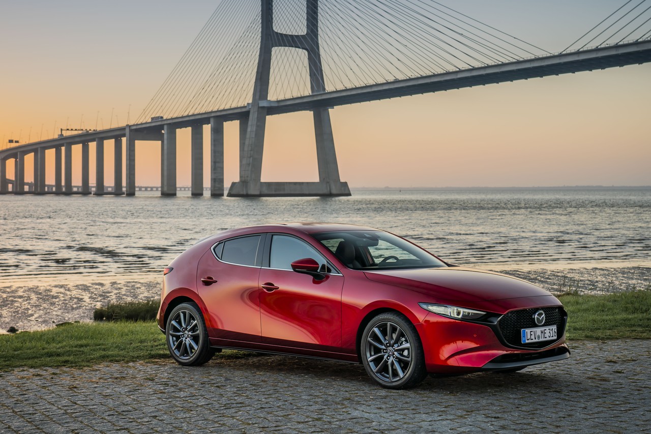 Mazda начинает продажи хетчбэка Mazda3 нового поколения, стоимость которого начинается от 1,5 миллиона рублей
