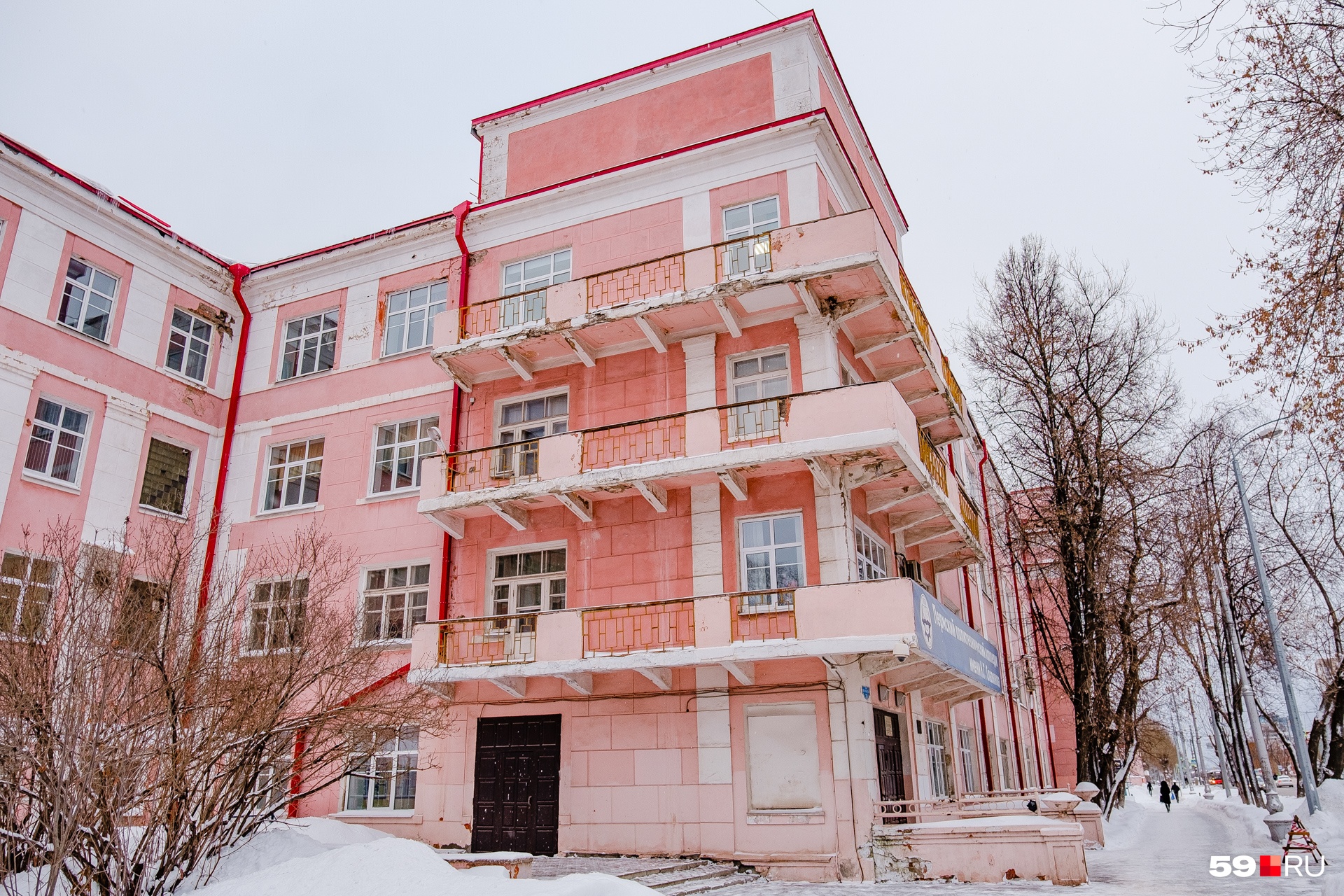 Углы техникума украшены балконами Углы техникума украшены балконами 