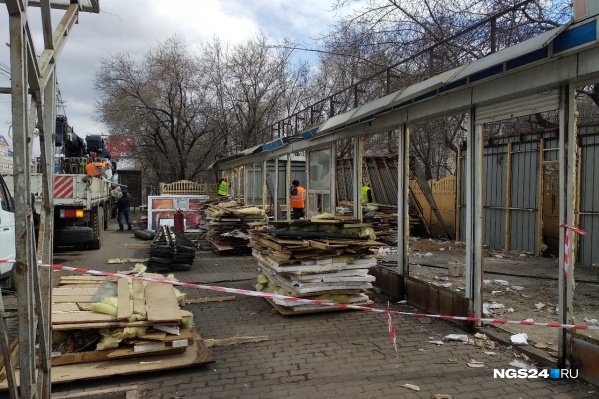 Снос павильонов на Партизана Железняка выглядит так Снос павильонов на Партизана Железняка выглядит так